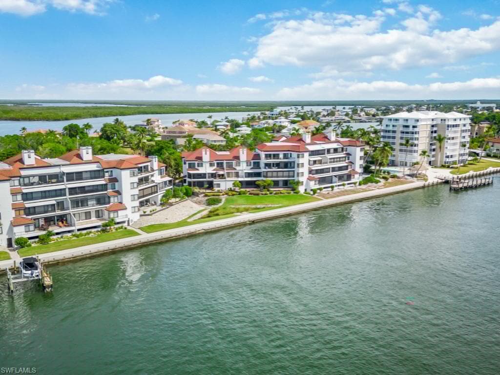 110 La Peninsula Blvd 110, Naples, FL 34113-37