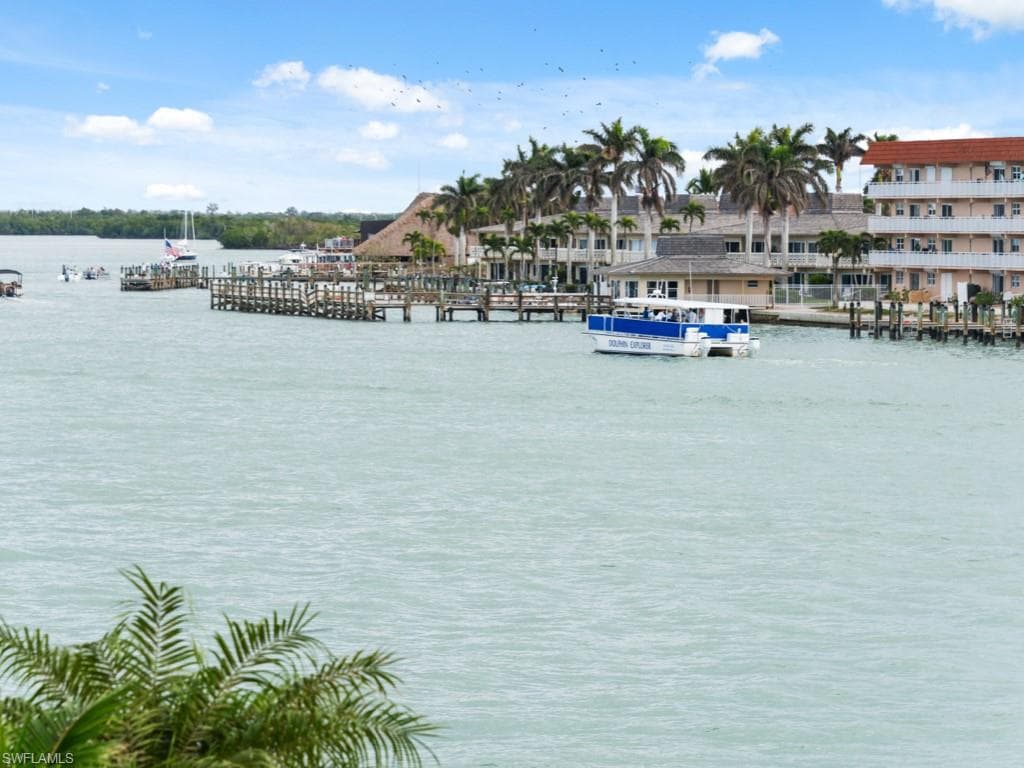 110 La Peninsula Blvd 110, Naples, FL 34113-3