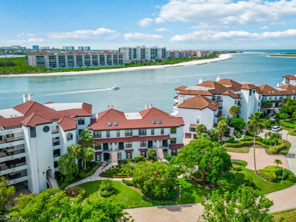 110 La Peninsula Blvd 110, Naples, FL 34113-40