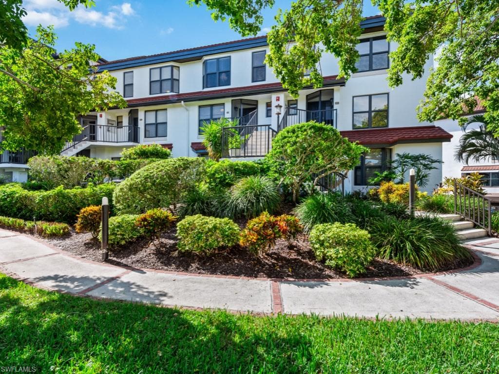 110 La Peninsula Blvd 110, Naples, FL 34113-5
