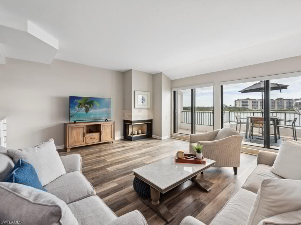 110 La Peninsula Blvd 110, Naples, FL 34113-8