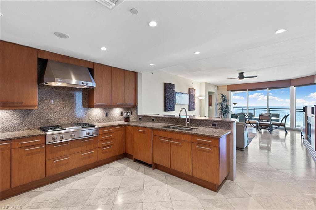 11125 Gulf Shore Dr Ph-7, Naples, FL 34108-17