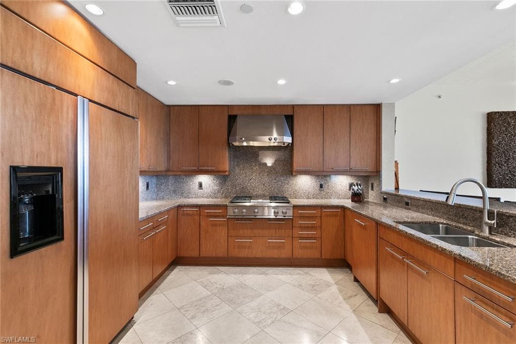 11125 Gulf Shore Dr Ph-7, Naples, FL 34108-18