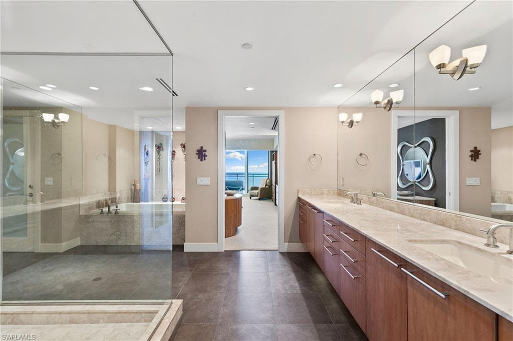 11125 Gulf Shore Dr Ph-7, Naples, FL 34108-29
