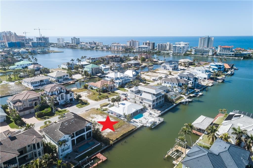 387 Trade Winds Ave, Naples, FL 34108-1