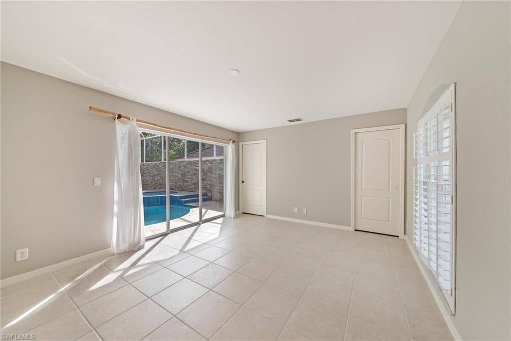 1435 Vintage Ln, Naples, FL 34104-26