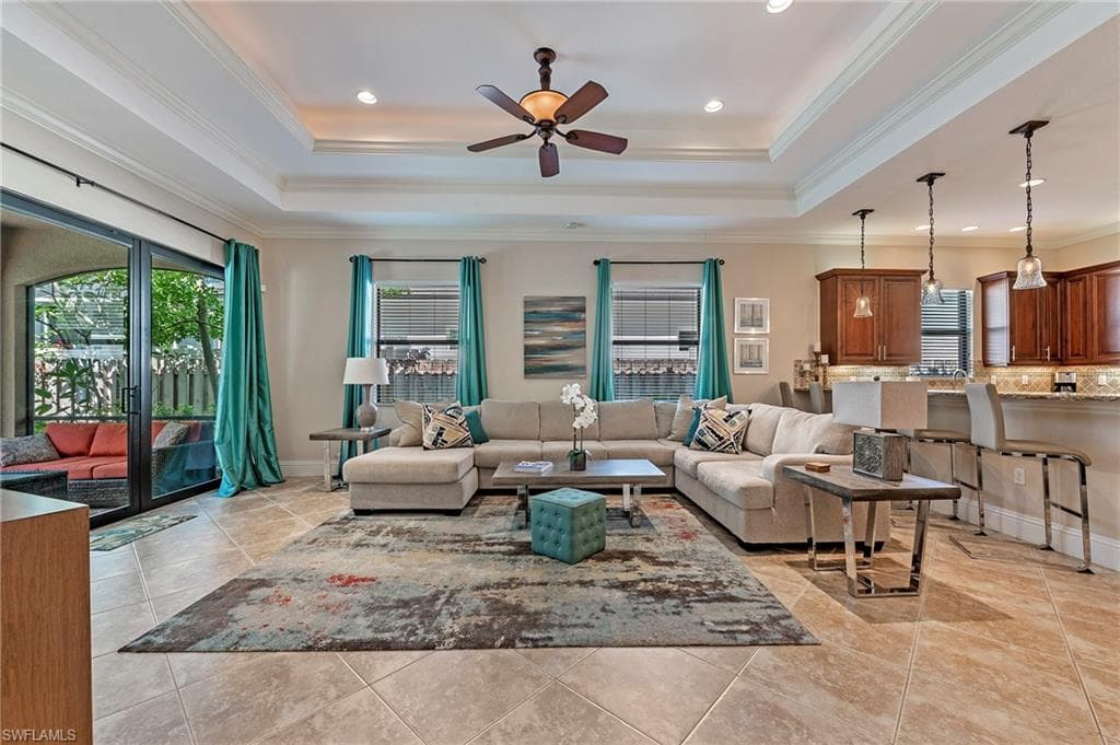 582 110th Ave N, Naples, FL 34108-2