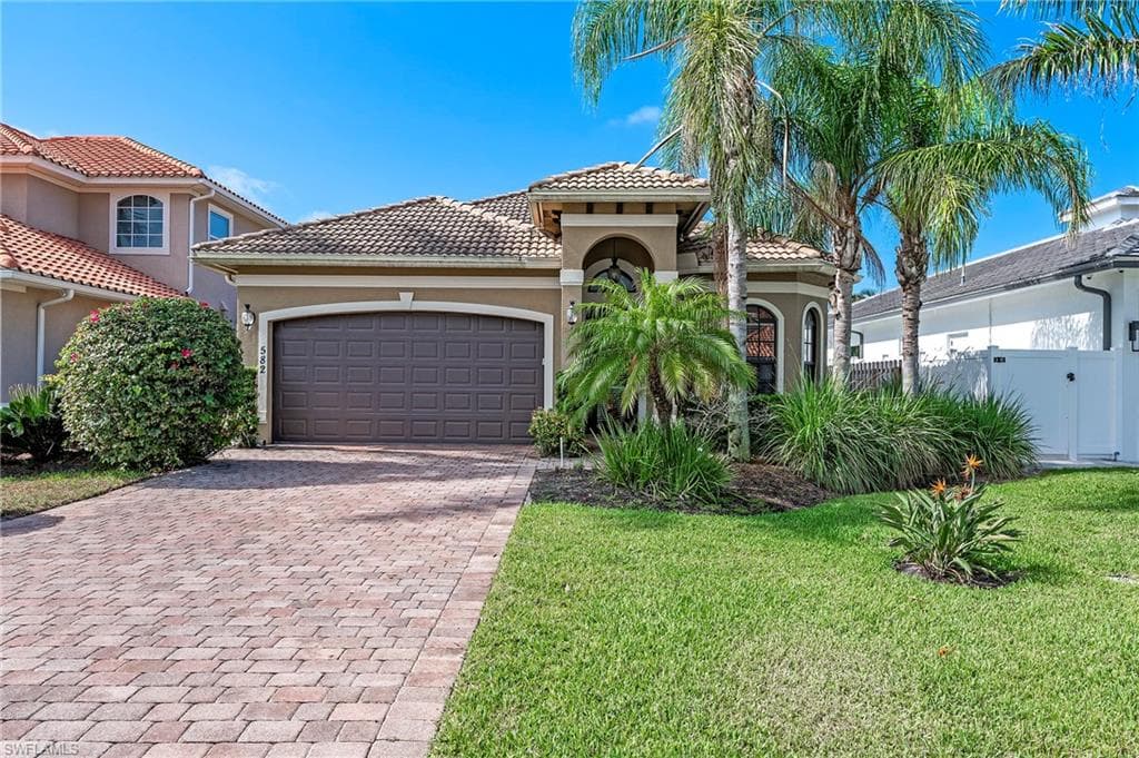 582 110th Ave N, Naples, FL 34108-3