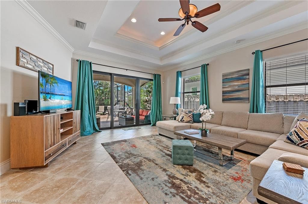 582 110th Ave N, Naples, FL 34108-5
