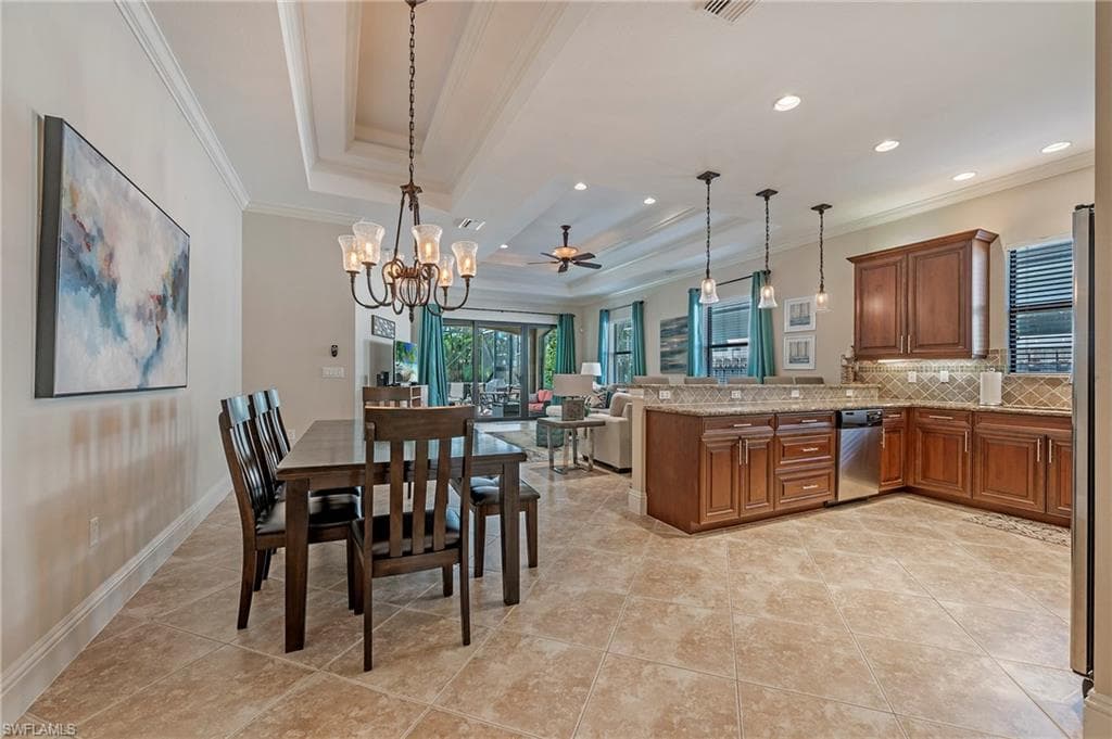 582 110th Ave N, Naples, FL 34108-8