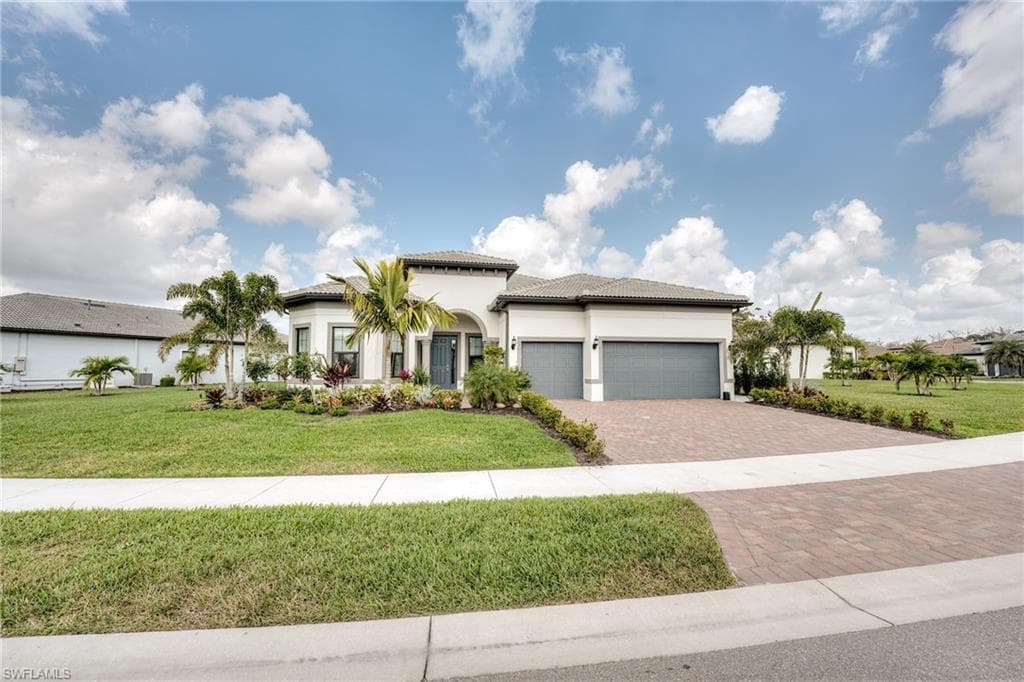 9741 Everglades Dr, Naples, FL 34120-3