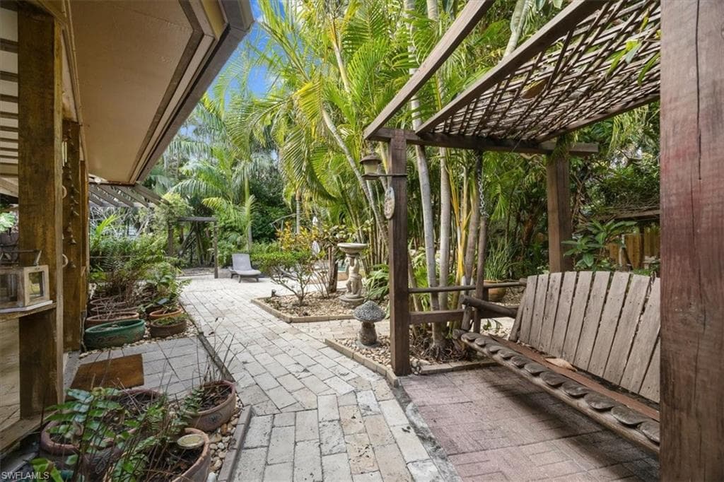 699 Binnacle Dr, Naples, FL 34103-24