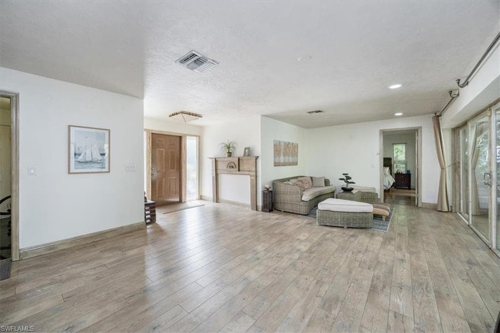 699 Binnacle Dr, Naples, FL 34103-6