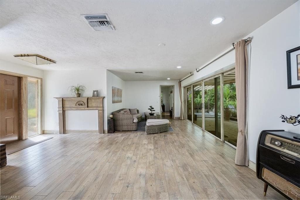 699 Binnacle Dr, Naples, FL 34103-7