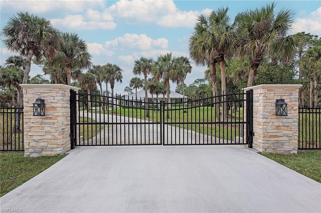 775 3rd St NW, Naples, FL 34120-2