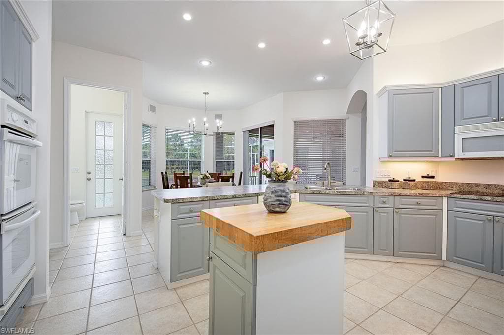 775 3rd St NW, Naples, FL 34120-5