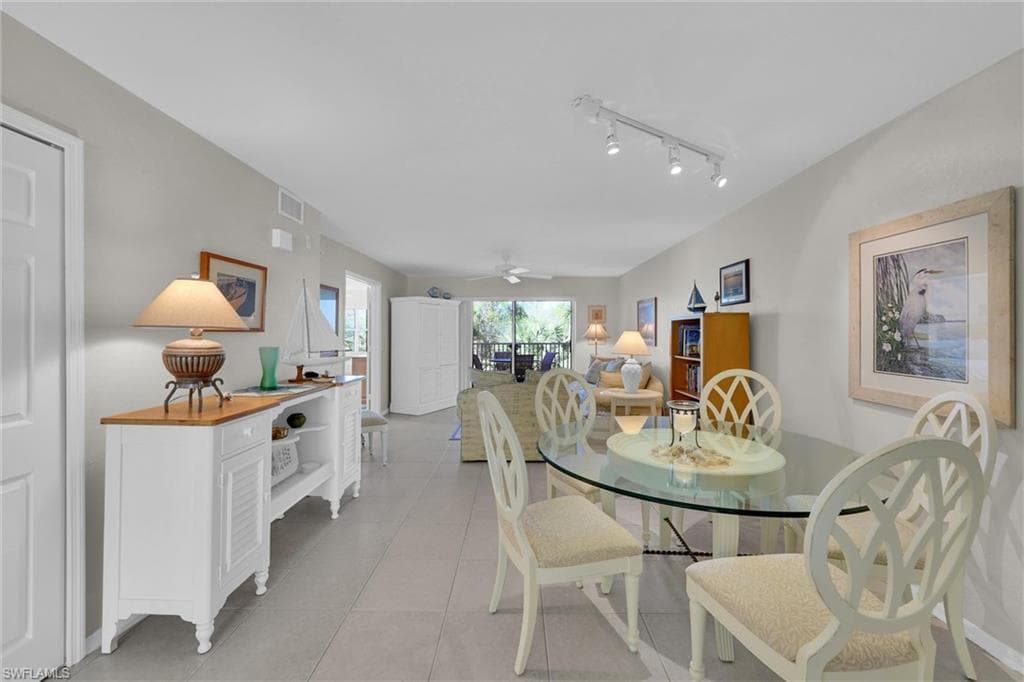 15505 Cedarwood Ln 10-201, Naples, FL 34110-9