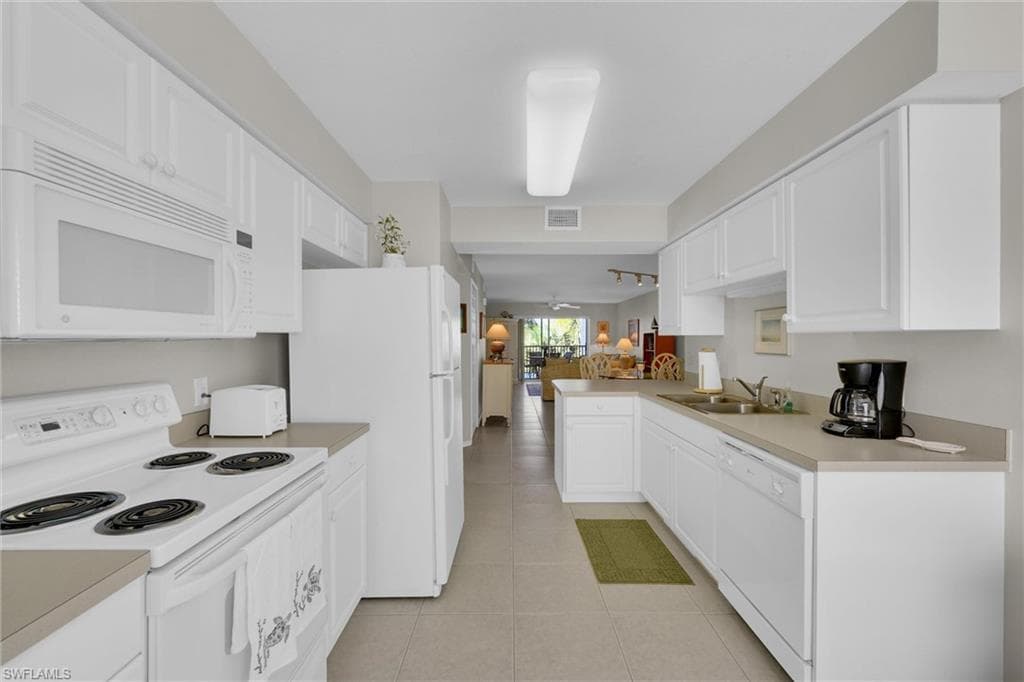15505 Cedarwood Ln 10-201, Naples, FL 34110-24