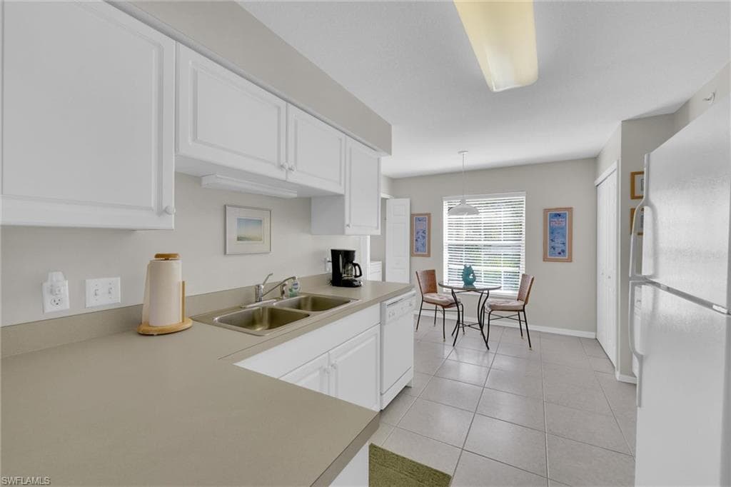 15505 Cedarwood Ln 10-201, Naples, FL 34110-25