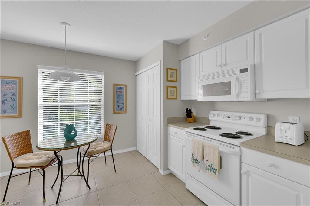 15505 Cedarwood Ln 10-201, Naples, FL 34110-28