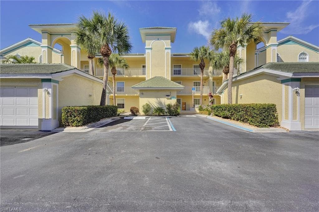 15505 Cedarwood Ln 10-201, Naples, FL 34110-3
