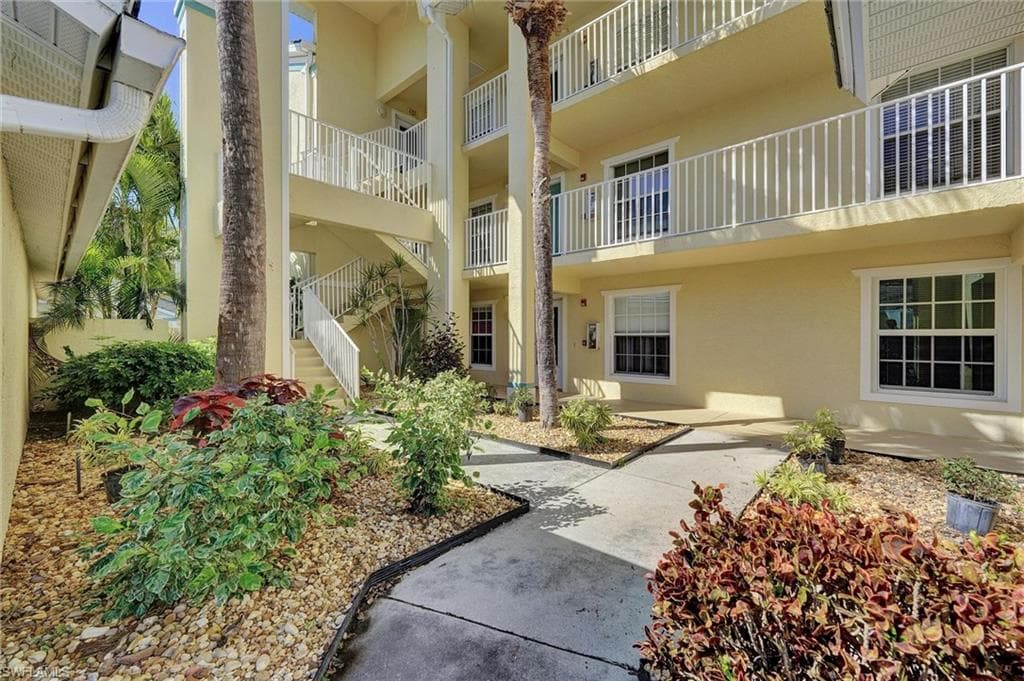 15505 Cedarwood Ln 10-201, Naples, FL 34110-4