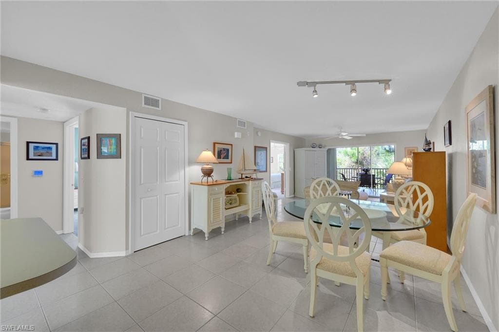 15505 Cedarwood Ln 10-201, Naples, FL 34110-8