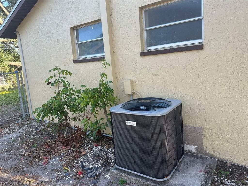 1044 Ridgeway Dr, North Fort Myers, FL 33903-3