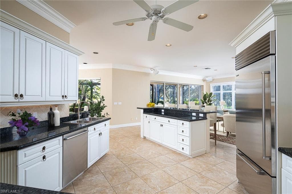 896 Barcarmil Way, Naples, FL 34110-9