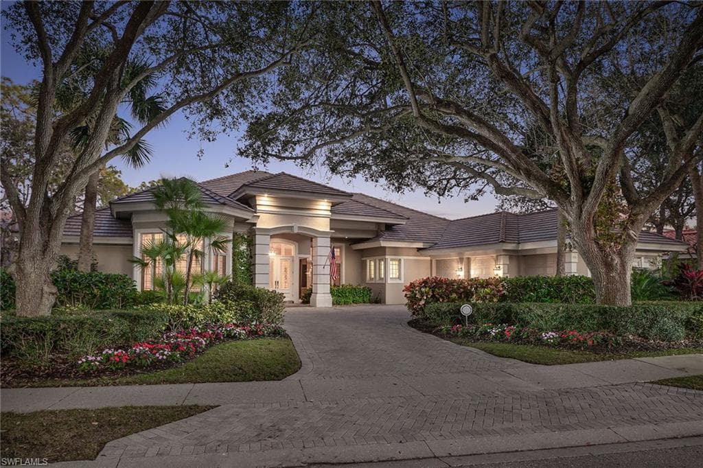 896 Barcarmil Way, Naples, FL 34110-1