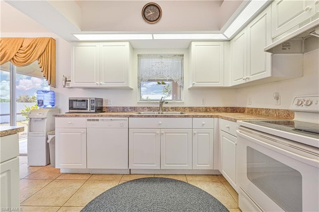 1214 14th Pl, Cape Coral, FL 33909-10