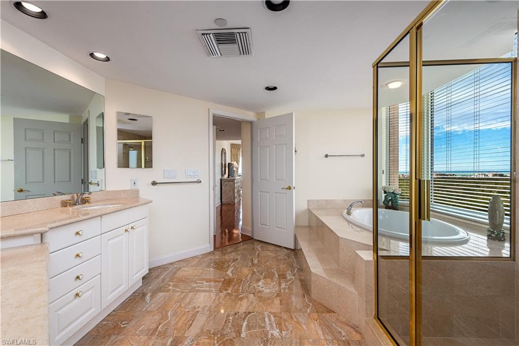 7117 Pelican Bay Blvd 809, Naples, FL 34108-7