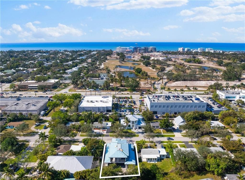 850 10th St N, Naples, FL 34102-4