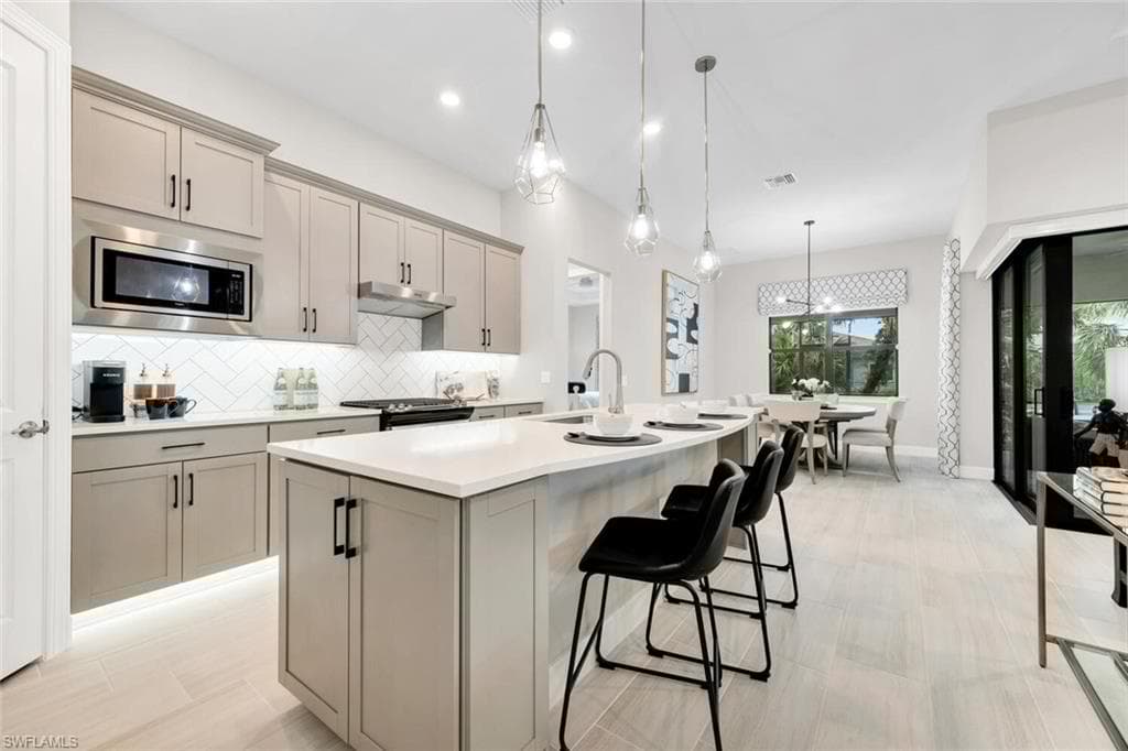 9284 Cormorant Dr, Naples, FL 34120-10