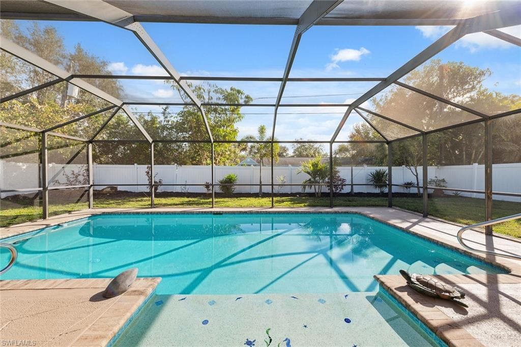 124 Flame Vine Dr, Naples, FL 34110-1