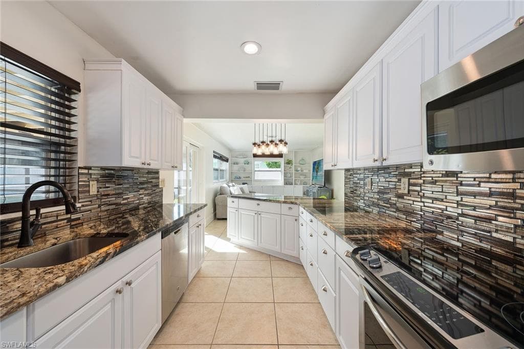 124 Flame Vine Dr, Naples, FL 34110-5