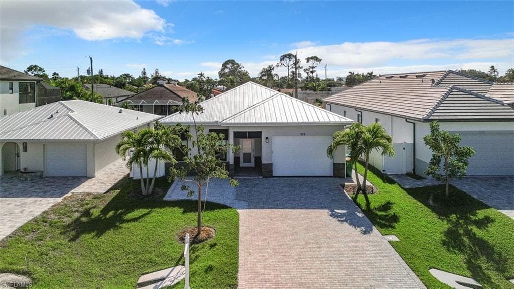 828 100th Ave N, Naples, FL 34108-3