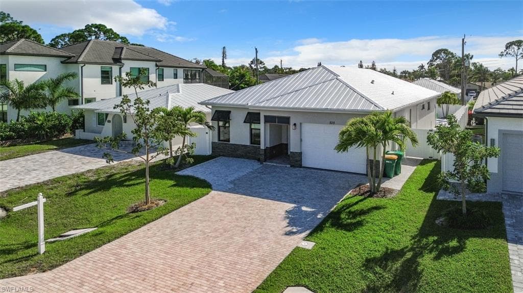 828 100th Ave N, Naples, FL 34108-4