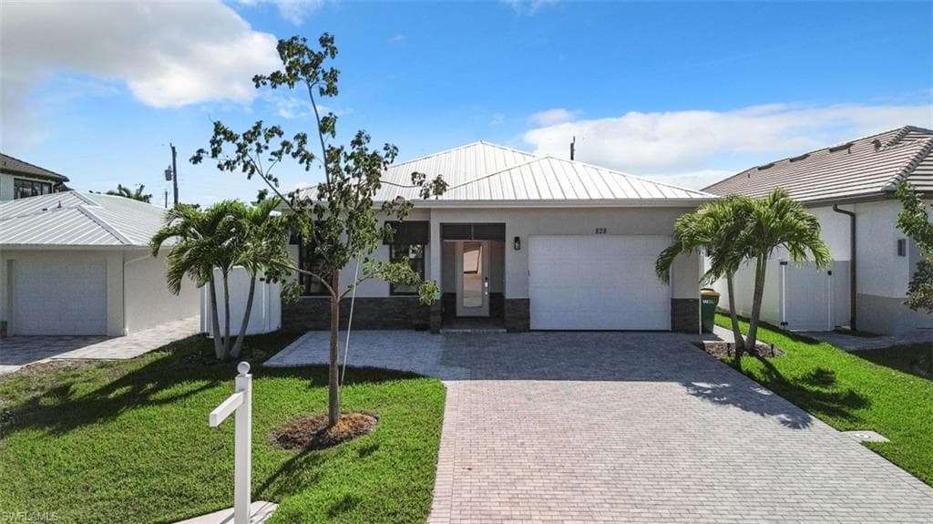 828 100th Ave N, Naples, FL 34108-6