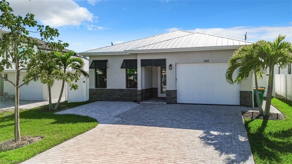 828 100th Ave N, Naples, FL 34108-7