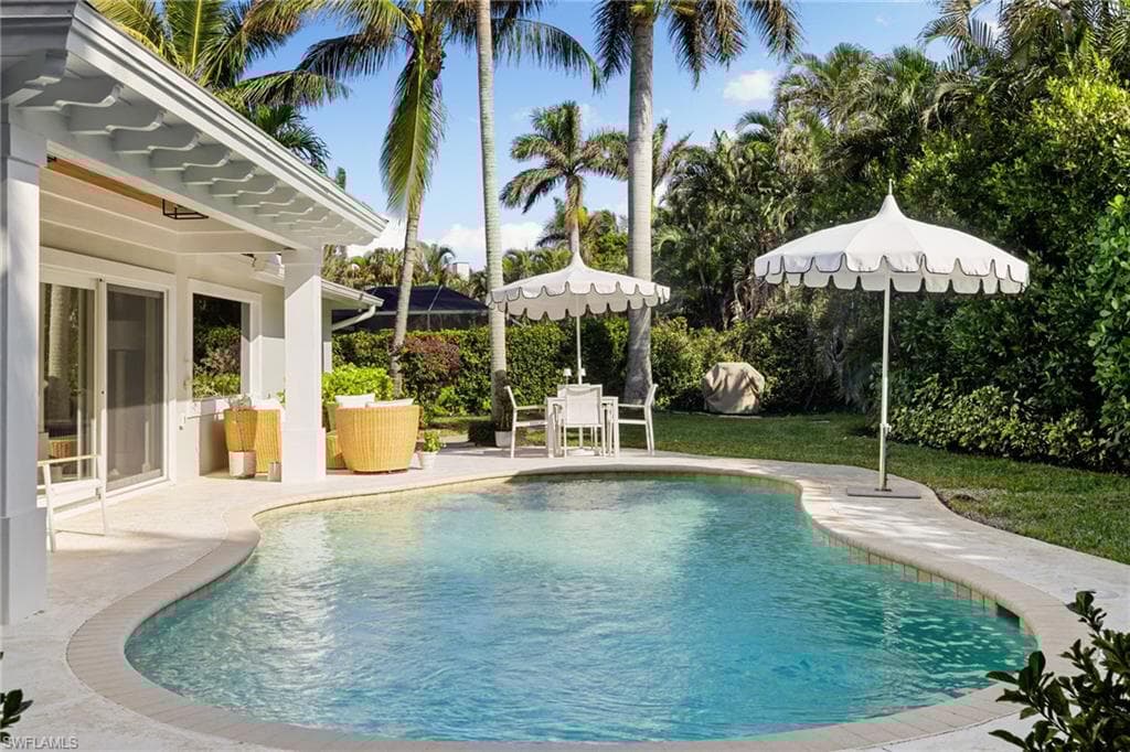 320 Putter Point Dr, Naples, FL 34103-9