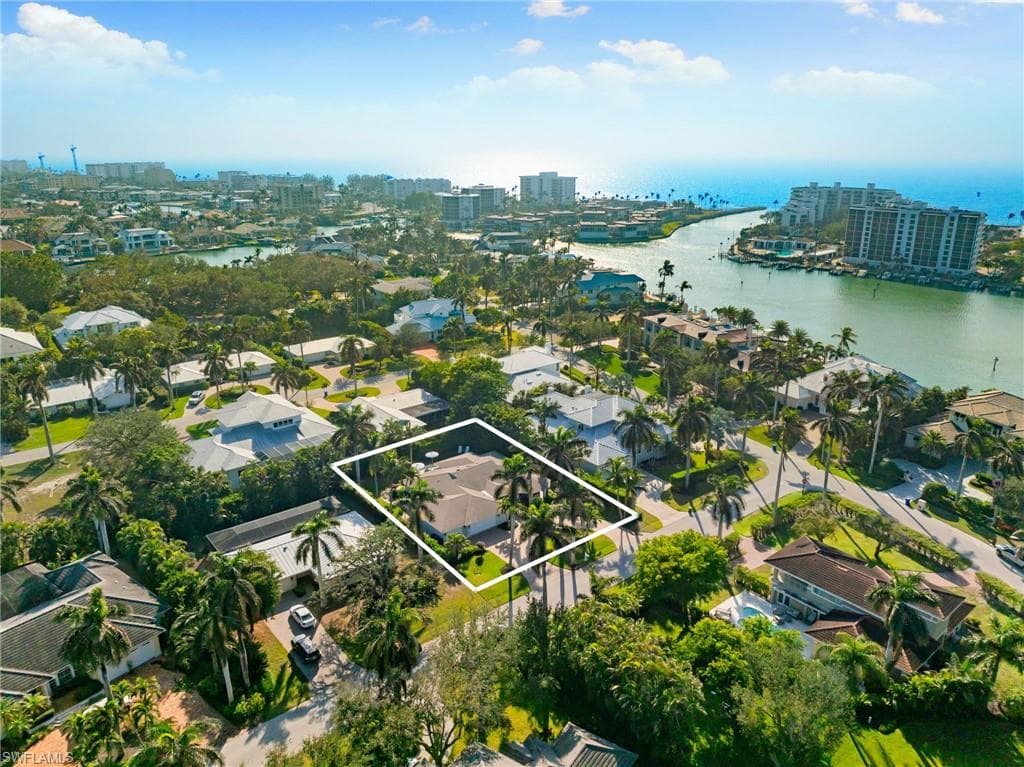 320 Putter Point Dr, Naples, FL 34103-17