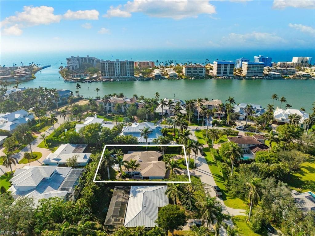 320 Putter Point Dr, Naples, FL 34103-45