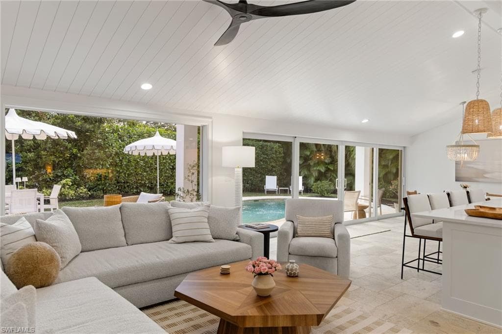 320 Putter Point Dr, Naples, FL 34103-6