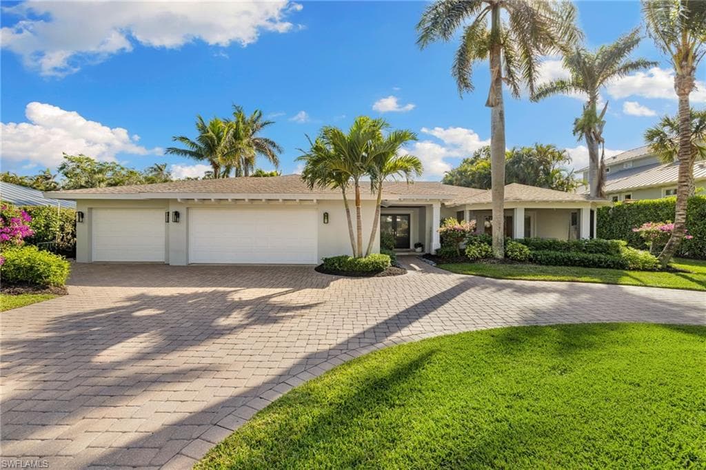 320 Putter Point Dr, Naples, FL 34103-7