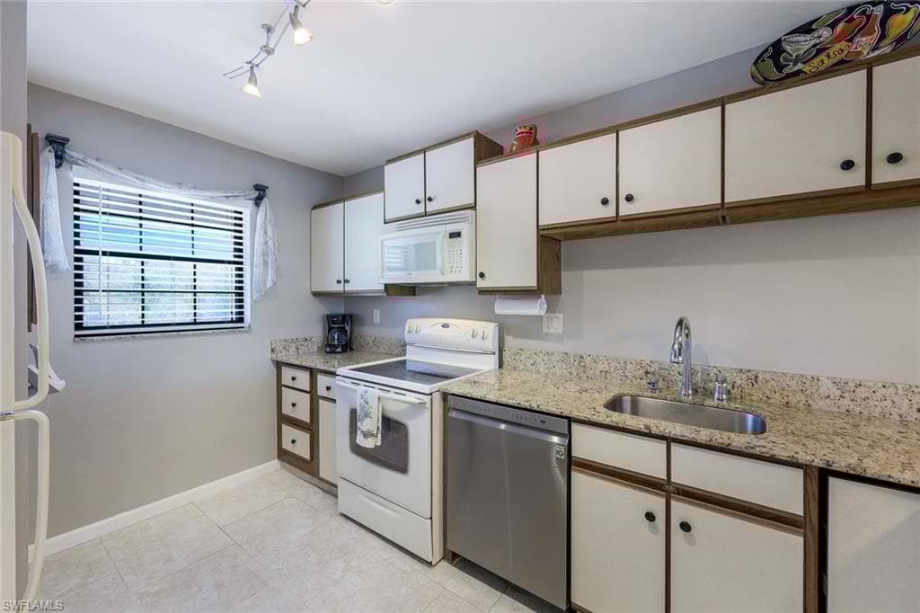 5259 Treetops Dr, Naples, FL 34113-8