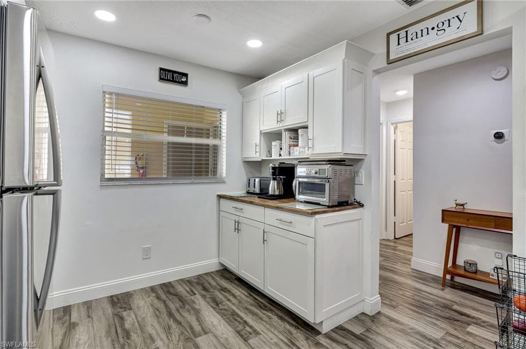 716 Landover Cir 201, Naples, FL 34104-8