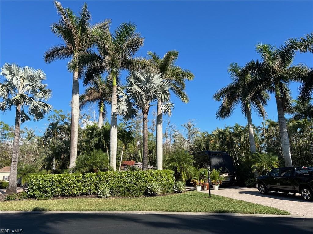 4910 Coach Ln, Naples, FL 34114-1