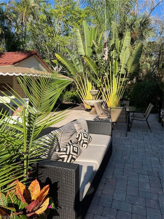 4910 Coach Ln, Naples, FL 34114-5