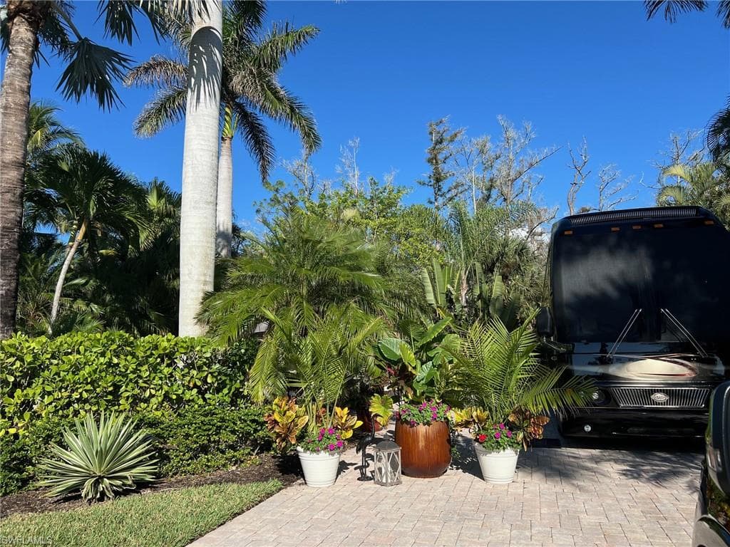 4910 Coach Ln, Naples, FL 34114-6